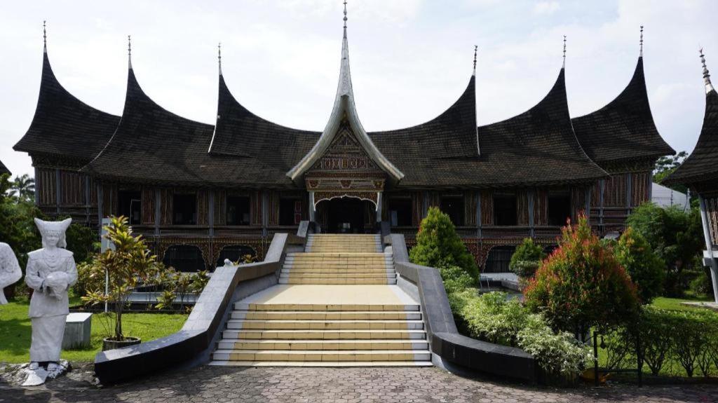 Mervit Hotel Padang  Exterior foto